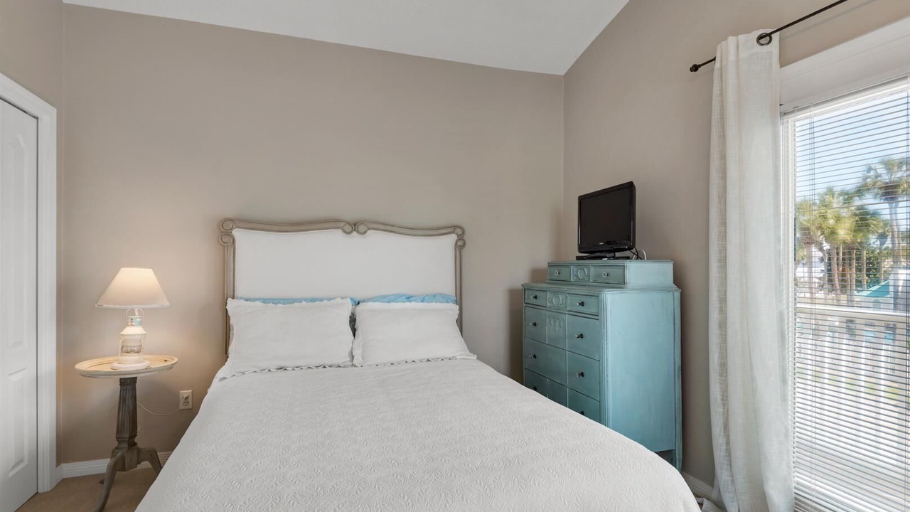 Photo of Bedroom in Crystal Shores
