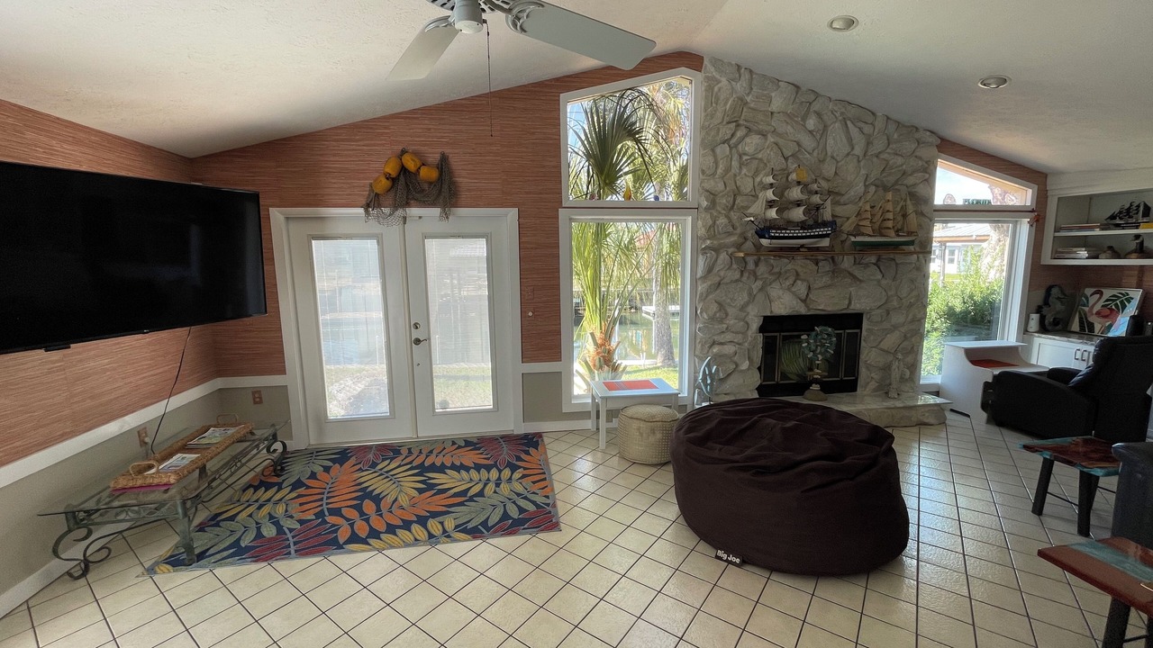 Photo of Livingroom in Indian Waters