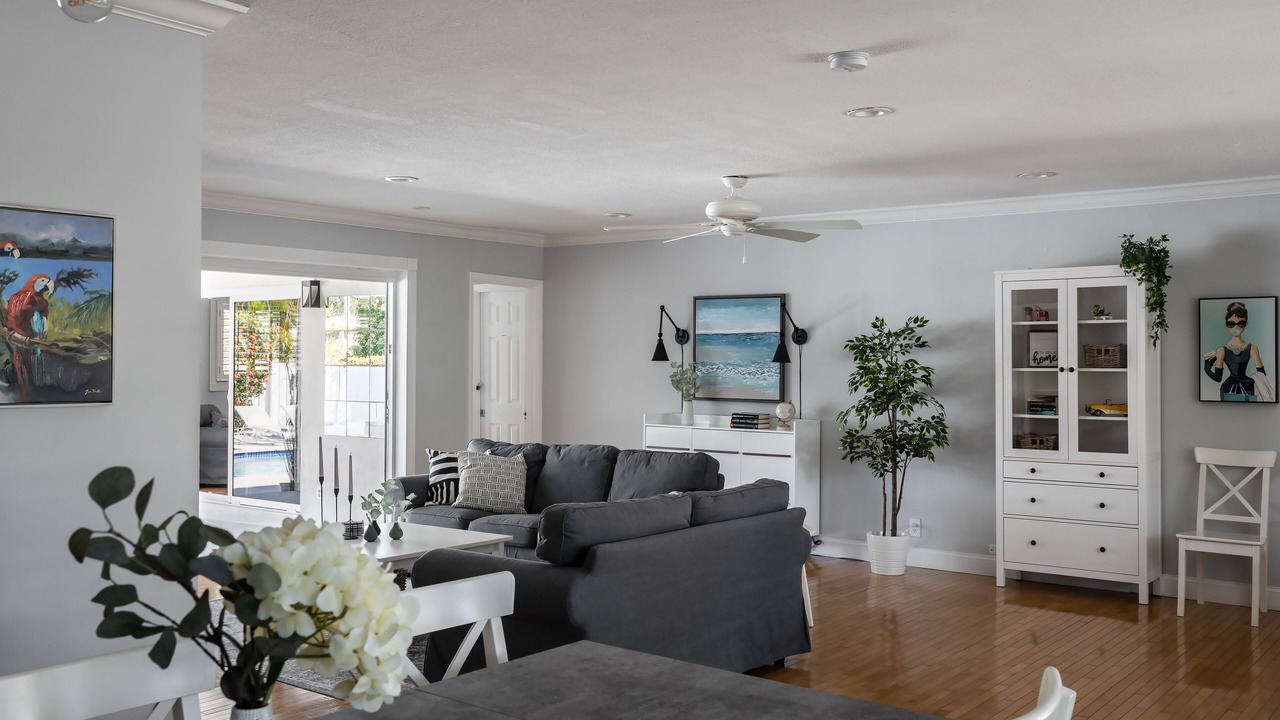 Photo of Livingroom in Hollywood Lakes