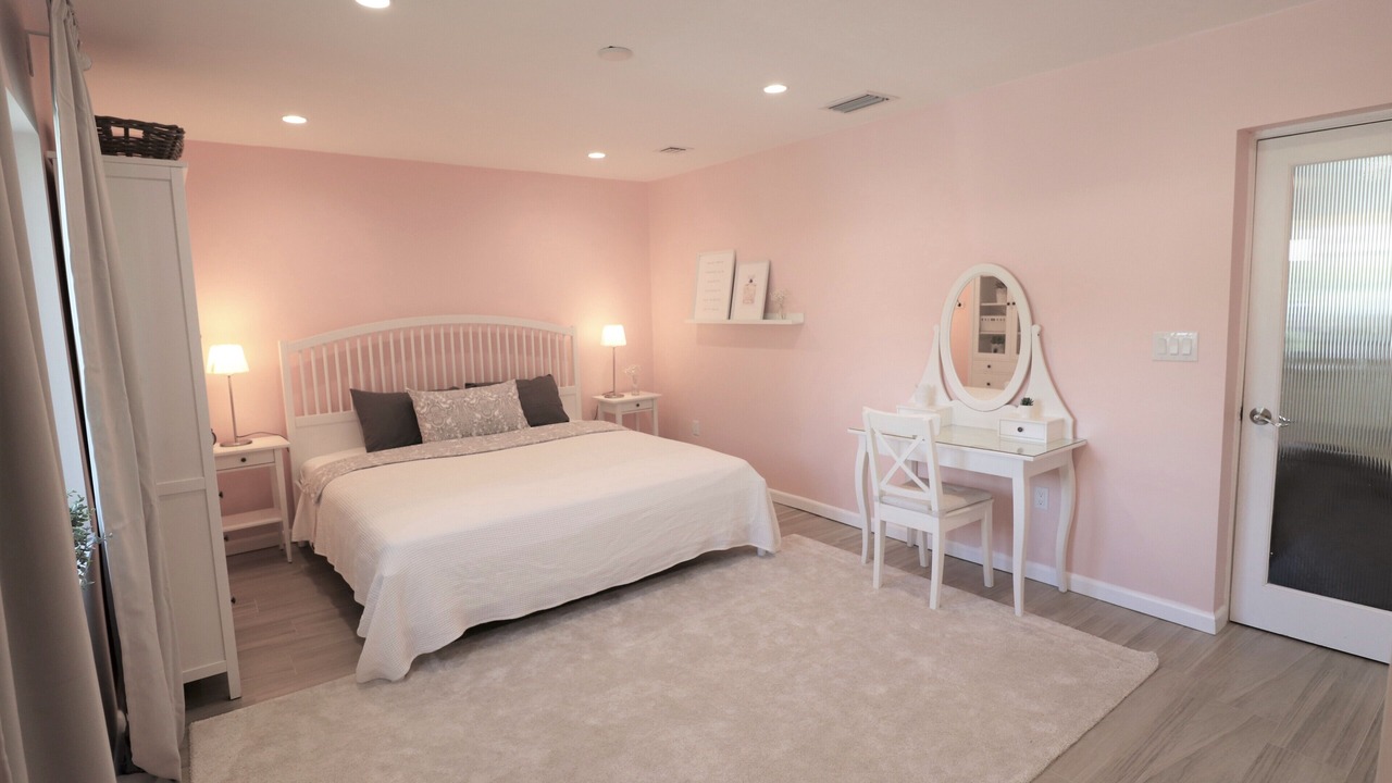Photo of Bedroom in Hollywood Lakes