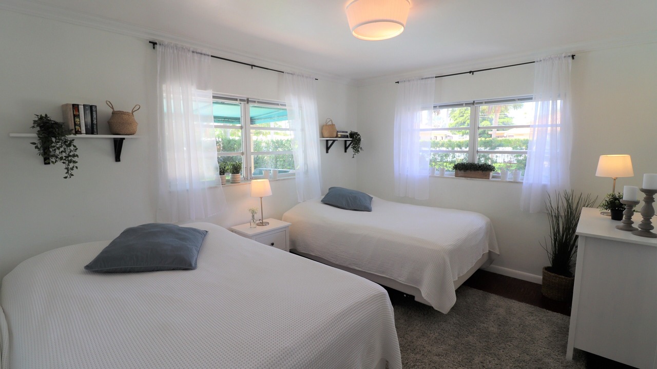 Photo of Bedroom in Hollywood Lakes
