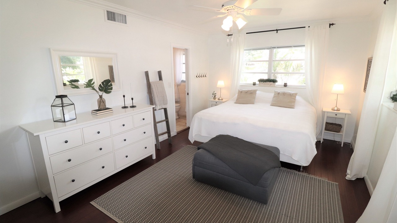 Photo of Bedroom in Hollywood Lakes
