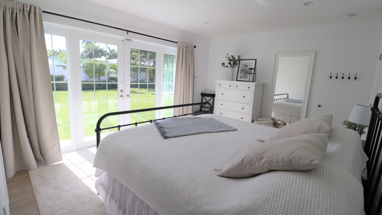 Photo of Bedroom in Hollywood Lakes