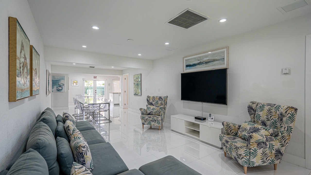 Photo of Livingroom in Hollywood Lakes