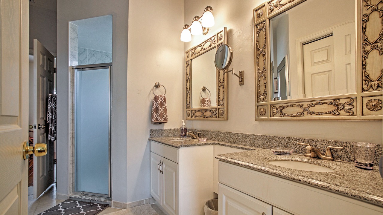 Photo of Bathroom in Crown Pointe