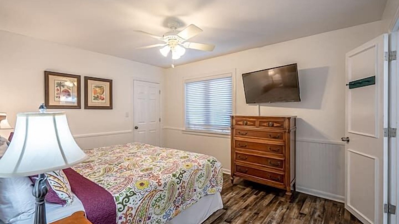 Photo of Bedroom in Hollywood Lakes
