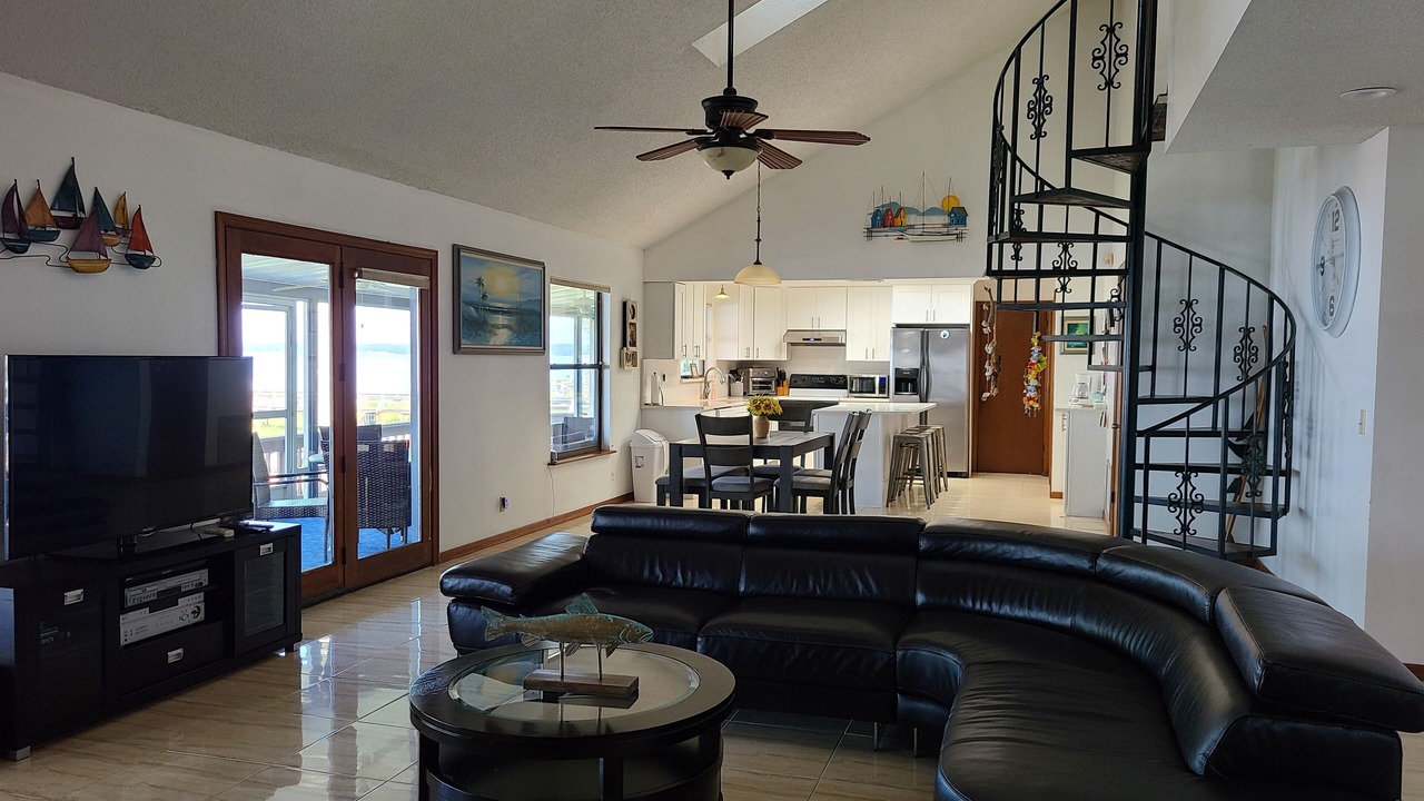 Photo of Livingroom in Eastlake Weir