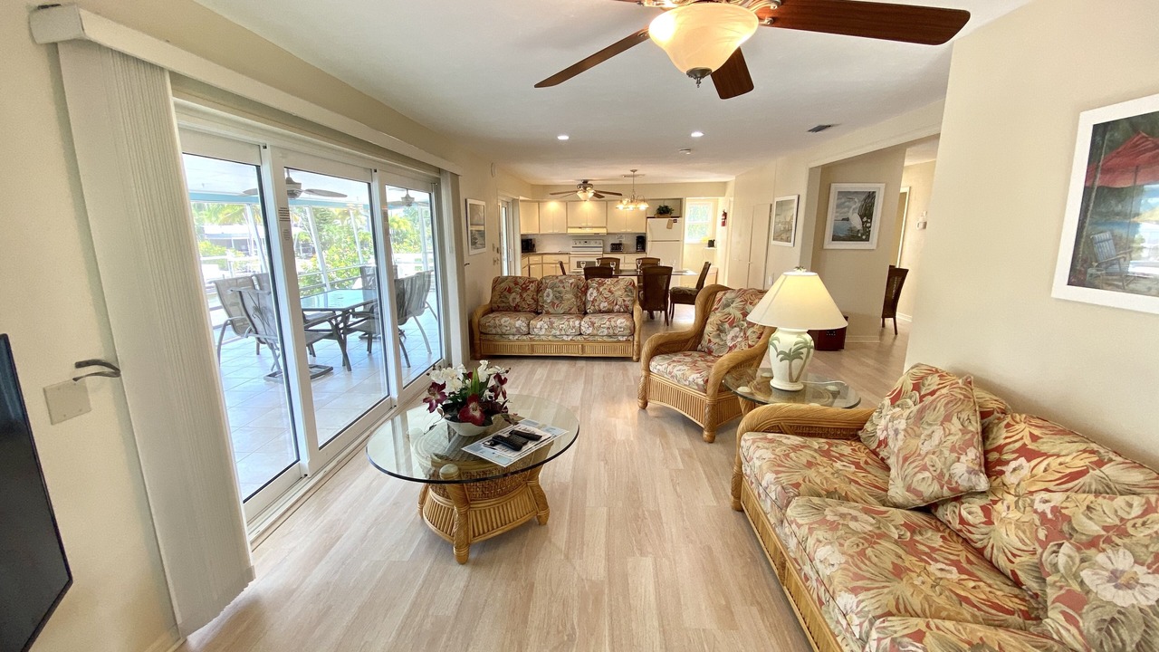 Photo of Livingroom in Mid Island