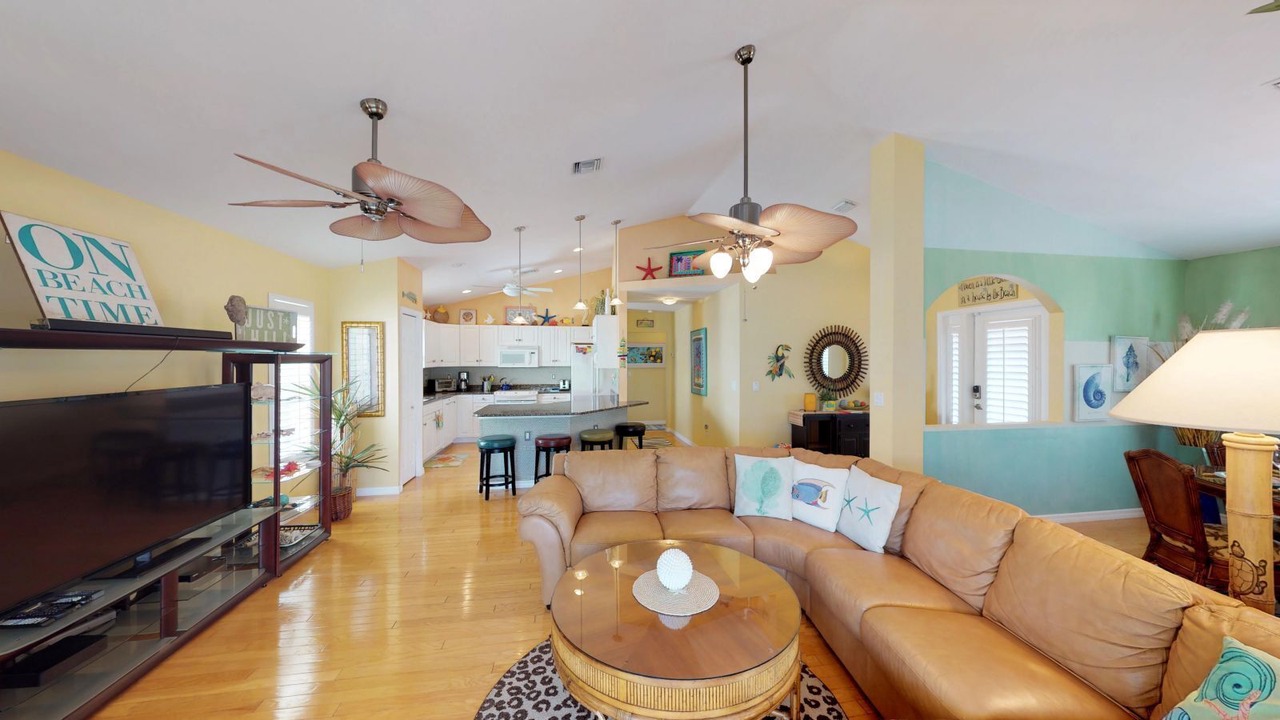 Photo of Livingroom in Mid Island