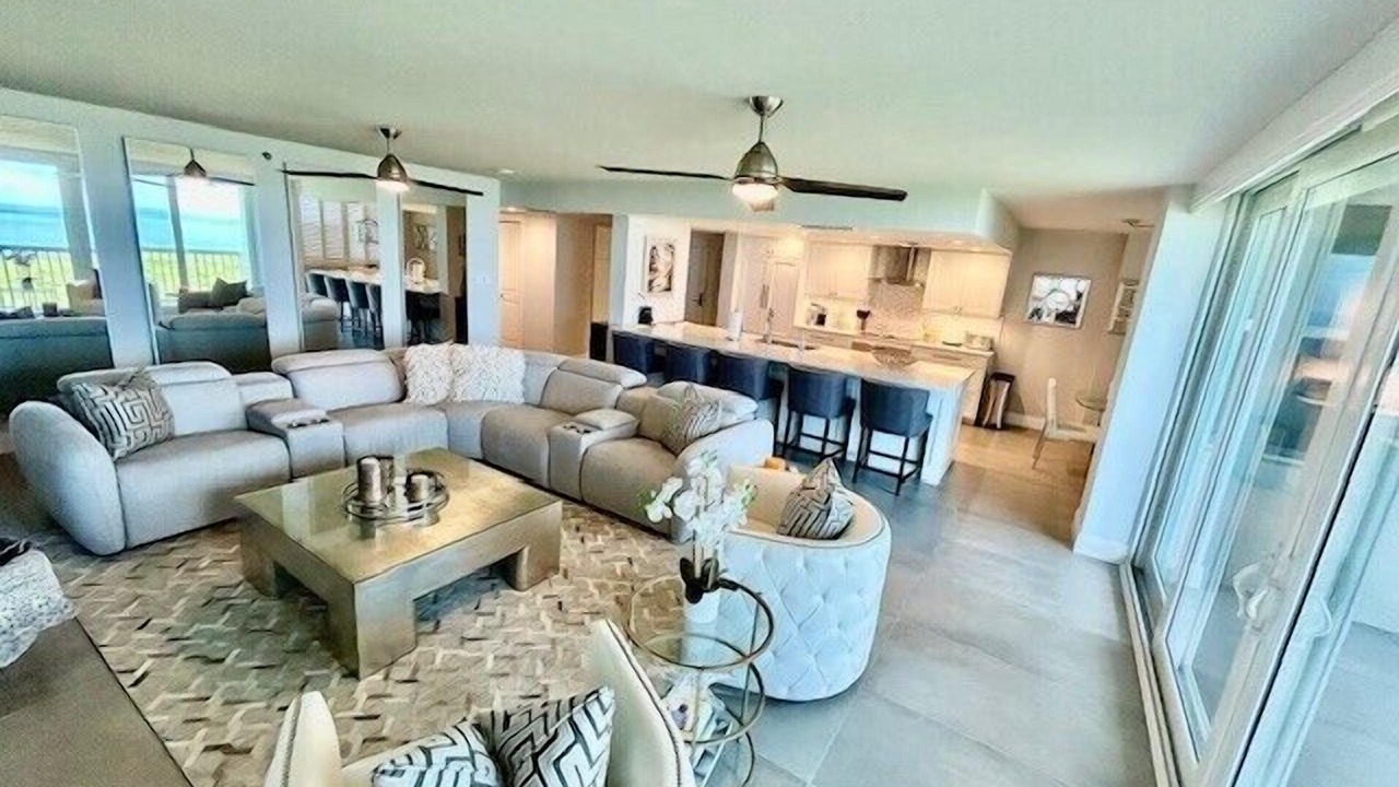 Photo of Livingroom in Pelican Bay