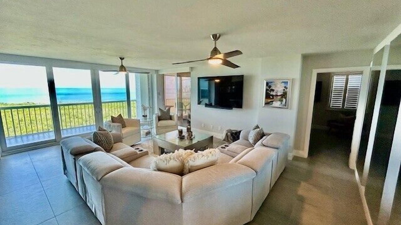 Photo of Livingroom in Pelican Bay