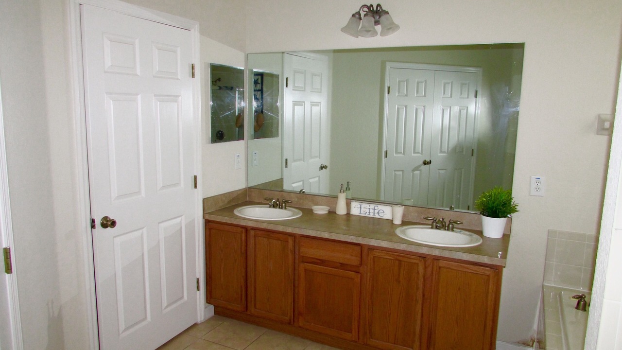 Photo of Bathroom in Trafalgar Village