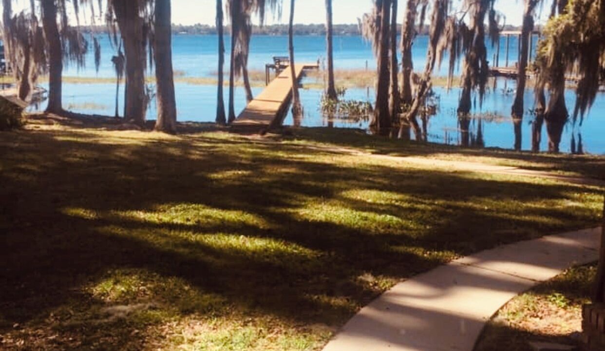 Photo of Outdoor in Putnam Hall