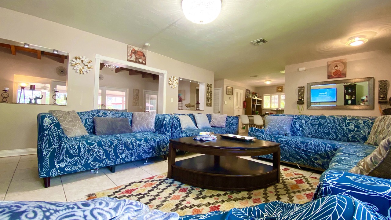 Photo of Livingroom in Hollywood Lakes