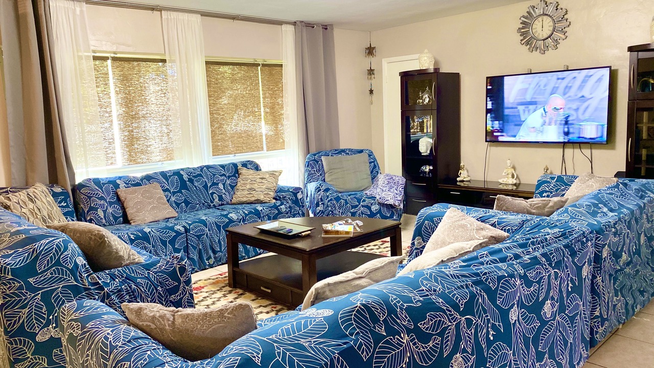 Photo of Livingroom in Hollywood Lakes