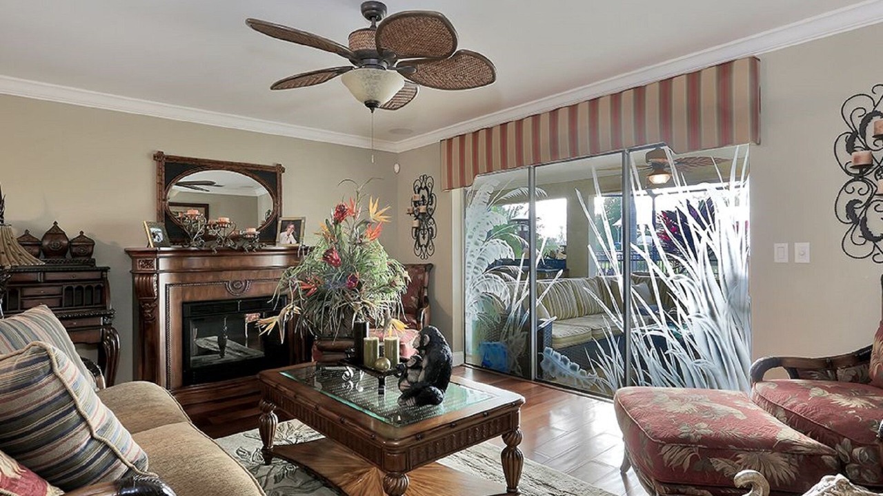 Photo of Livingroom in Yacht Club