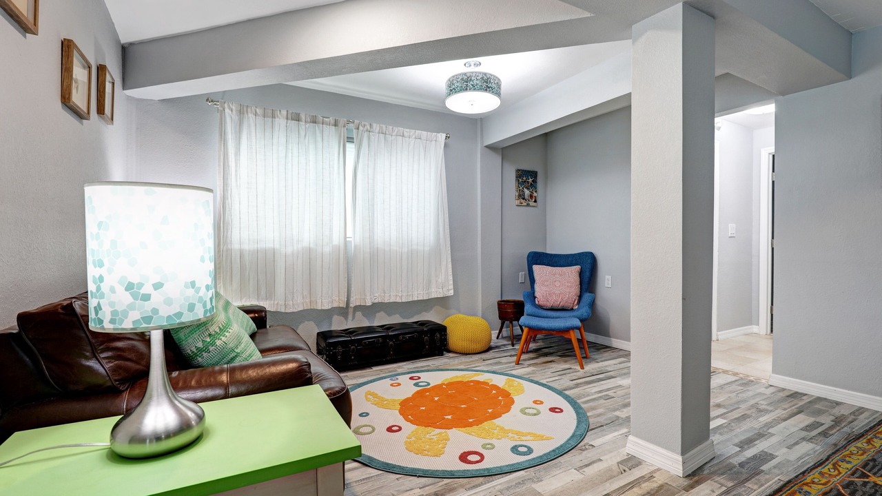 Photo of Livingroom in Mid Island