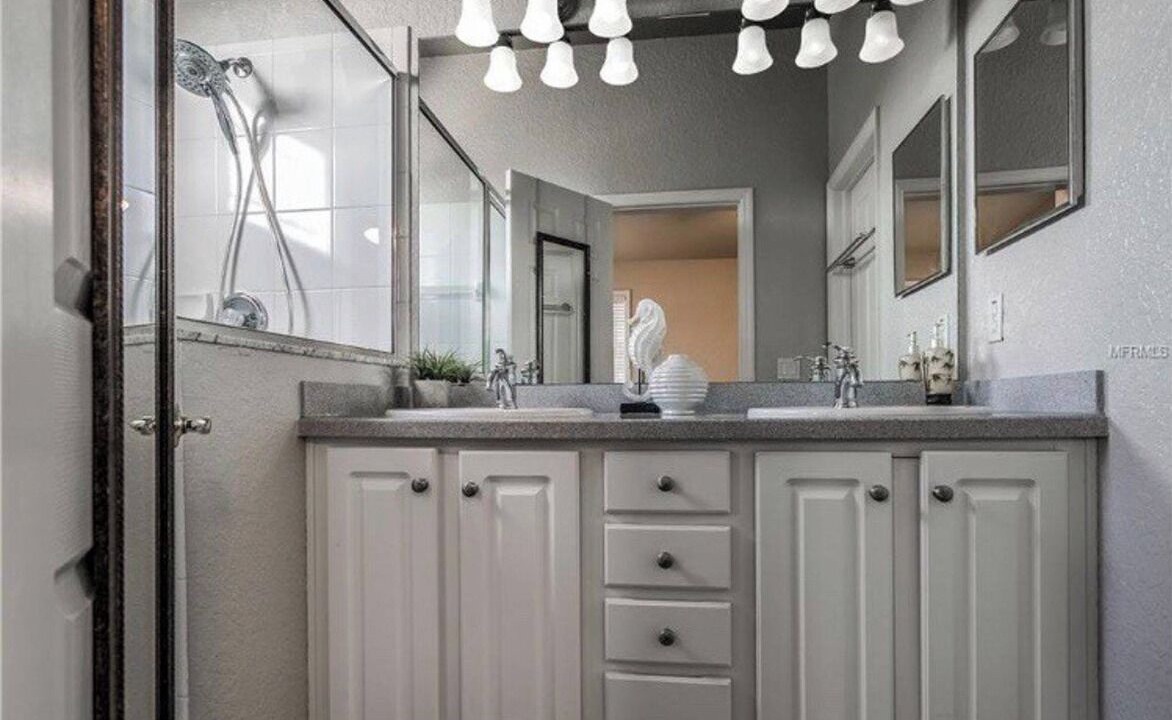 Photo of Bathroom in Courier City - Oscawana