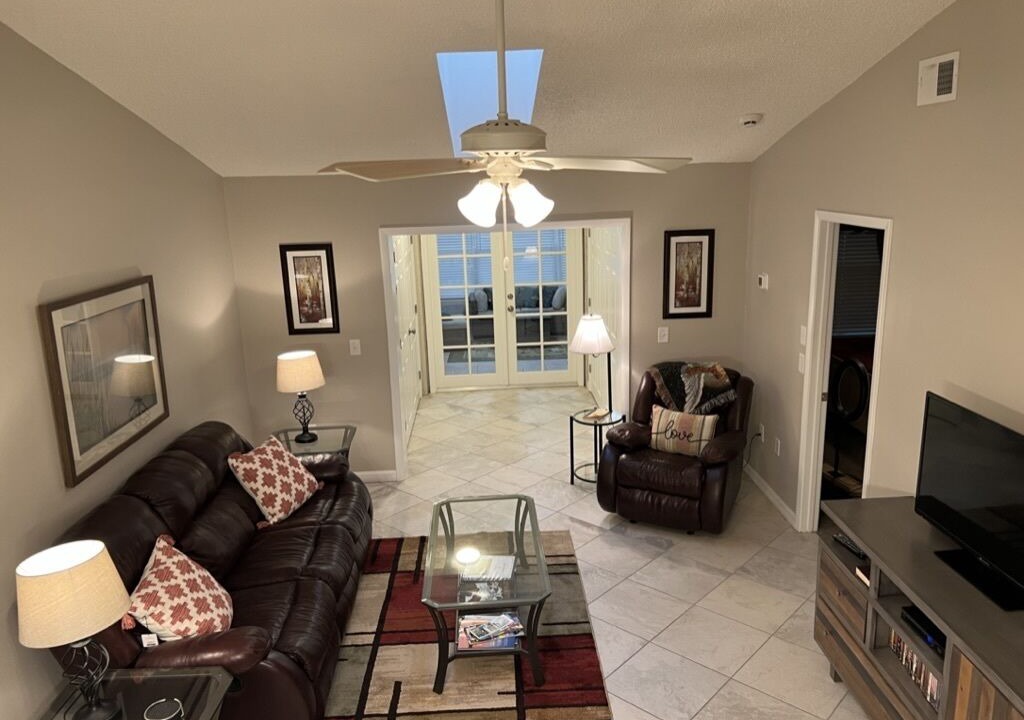 Photo of Livingroom in Bay Towne East