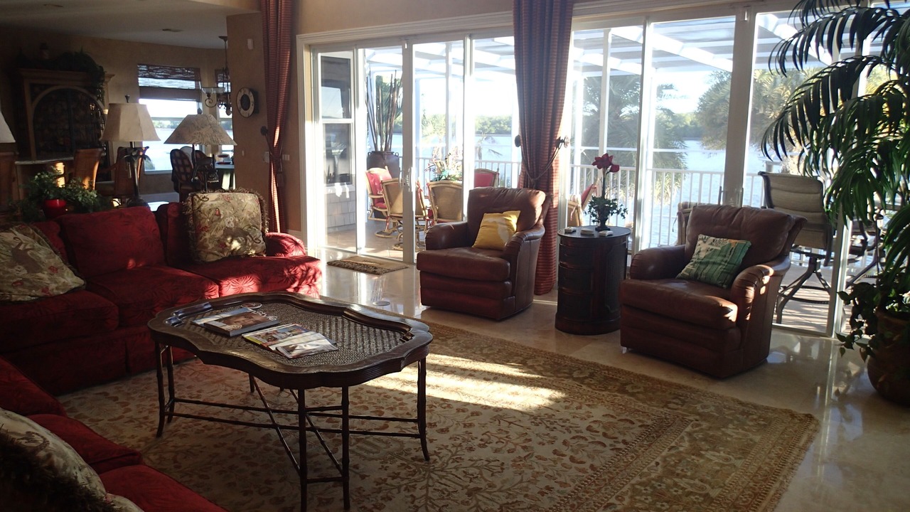 Photo of Livingroom in Mid Island