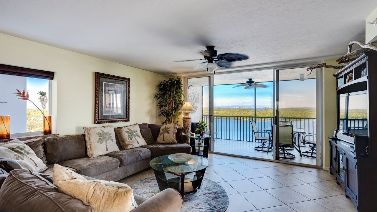 Photo of Livingroom in Mid Island