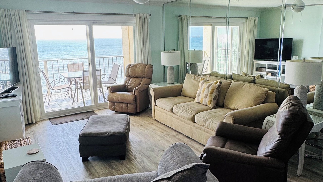 Photo of Livingroom in Biltmore Beach