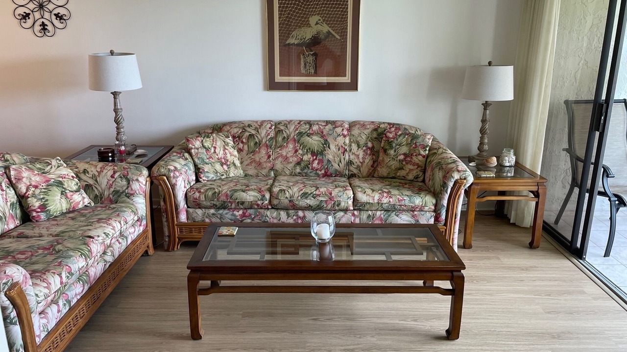 Photo of Livingroom in Mid Island