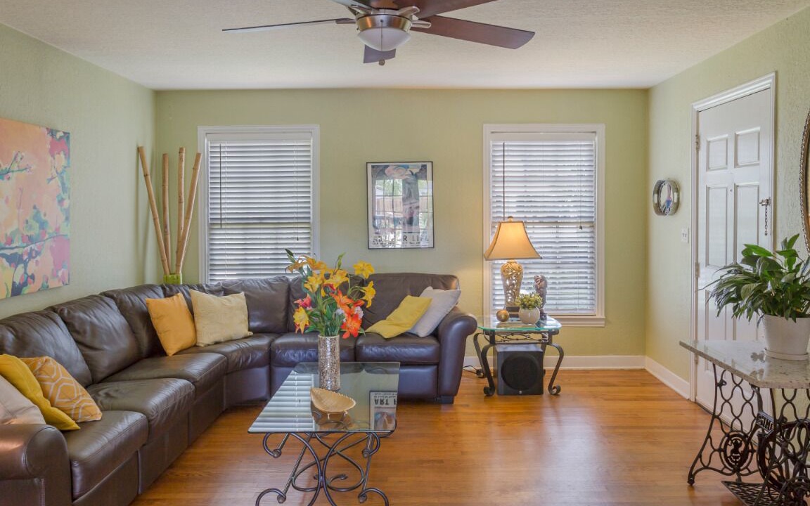 Photo of Livingroom in Courier City - Oscawana