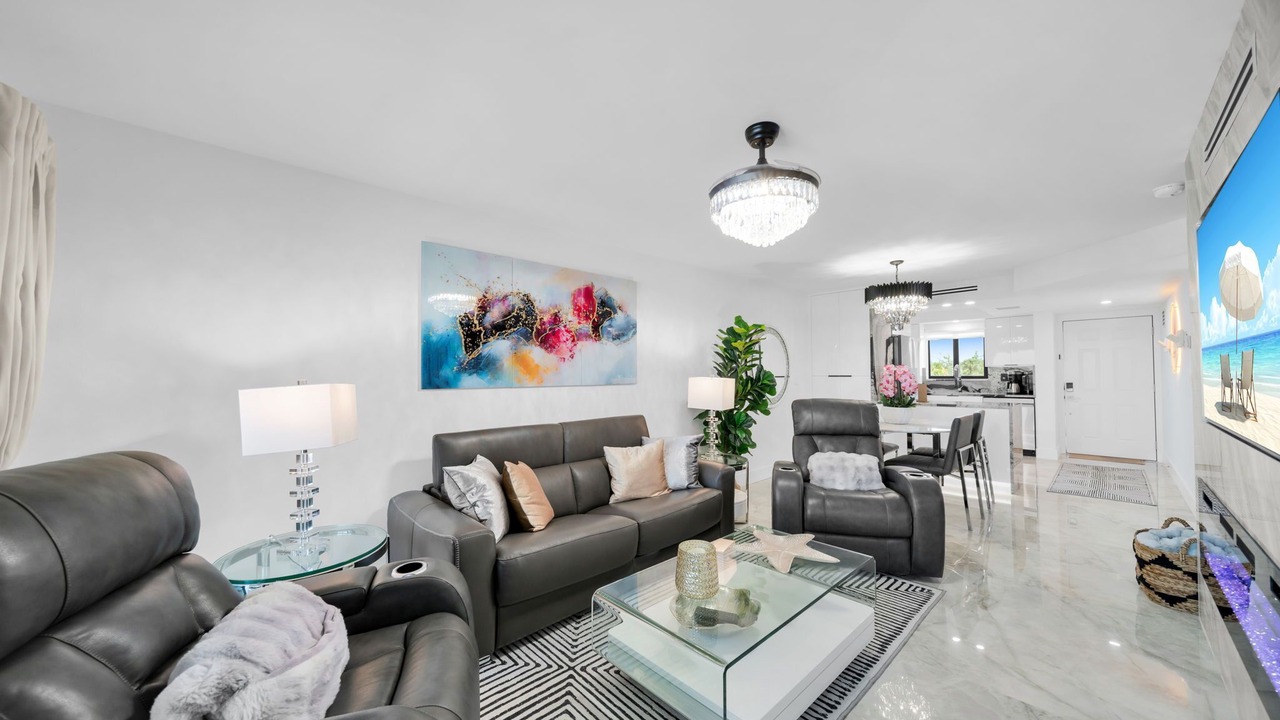 Photo of Livingroom in Mid Island