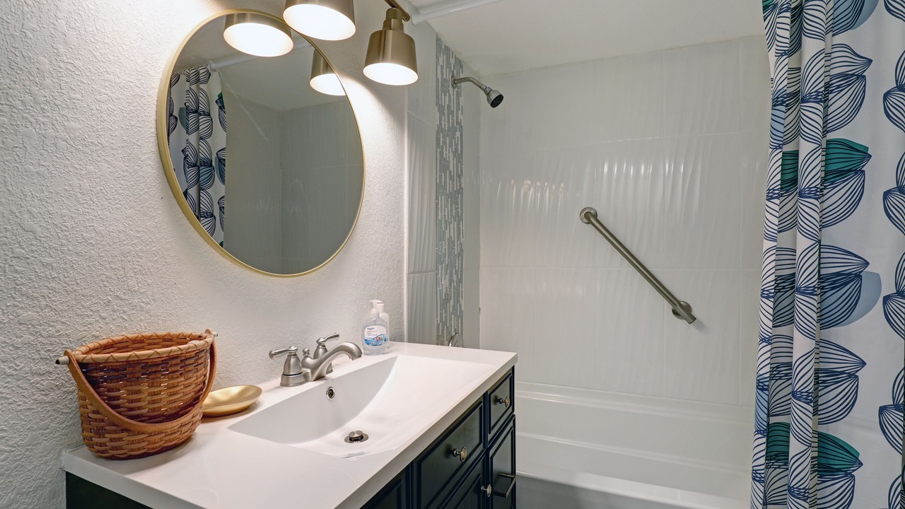 Photo of Bathroom in Mid Island