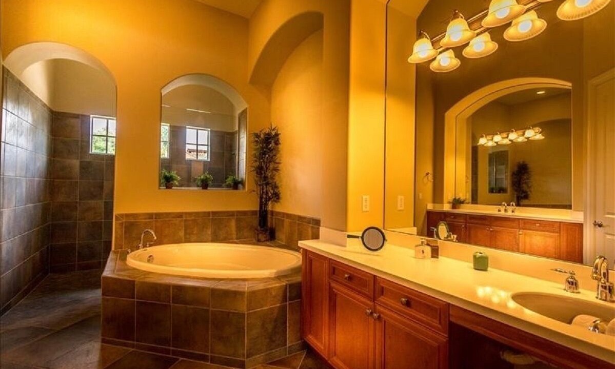 Photo of Bathroom in The Majors