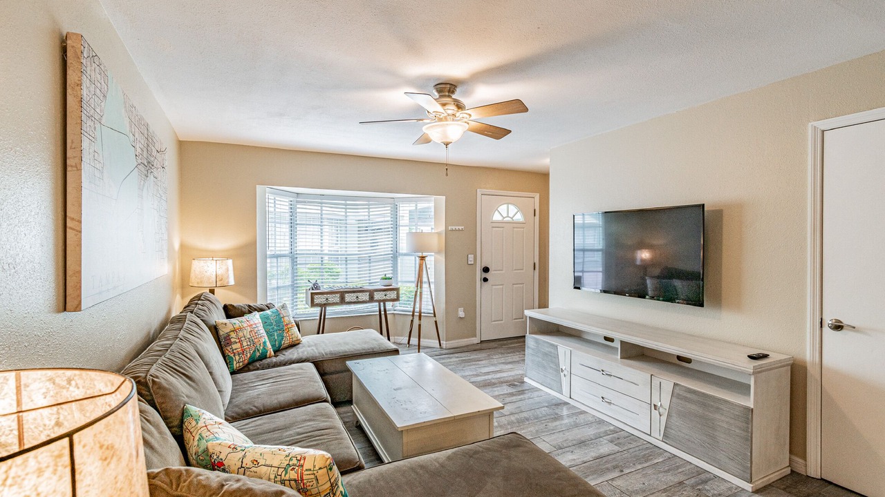 Photo of Livingroom in Courier City - Oscawana