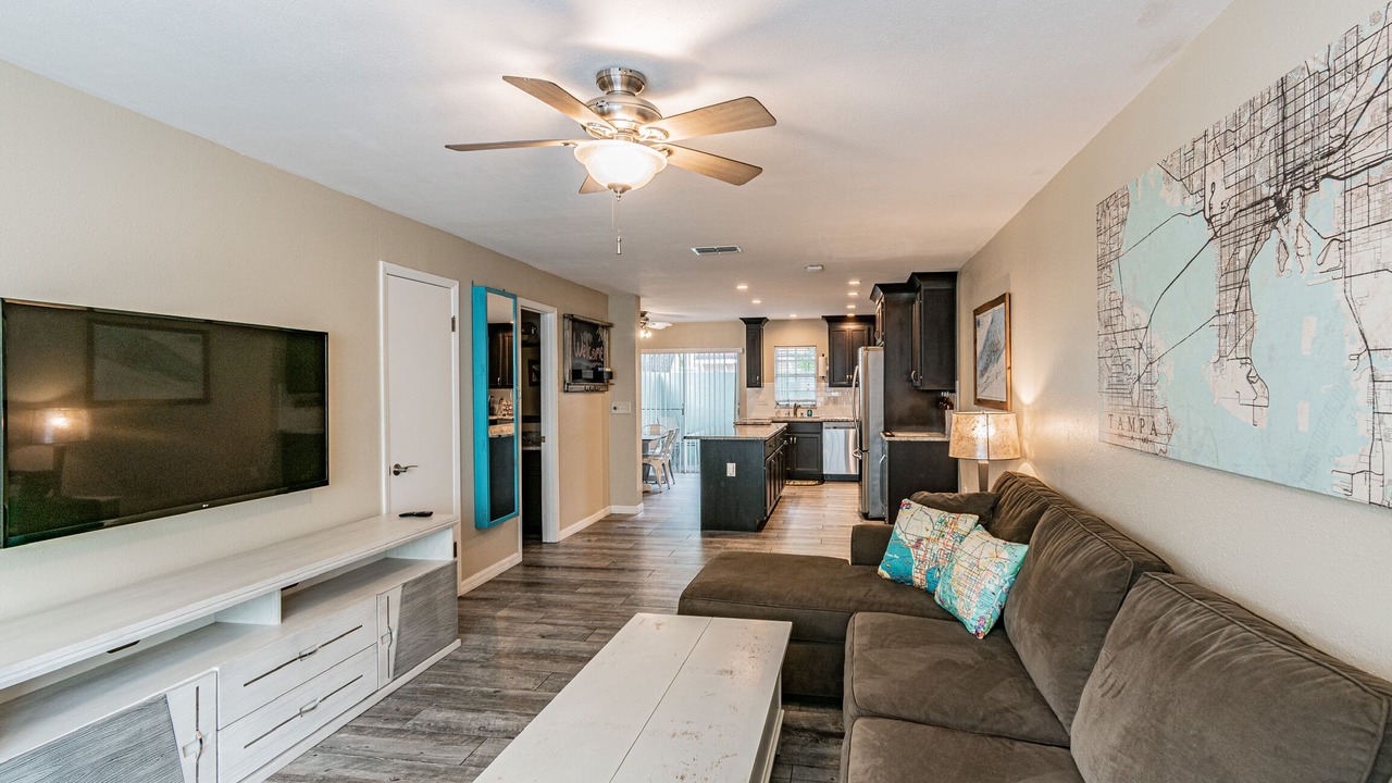 Photo of Livingroom in Courier City - Oscawana