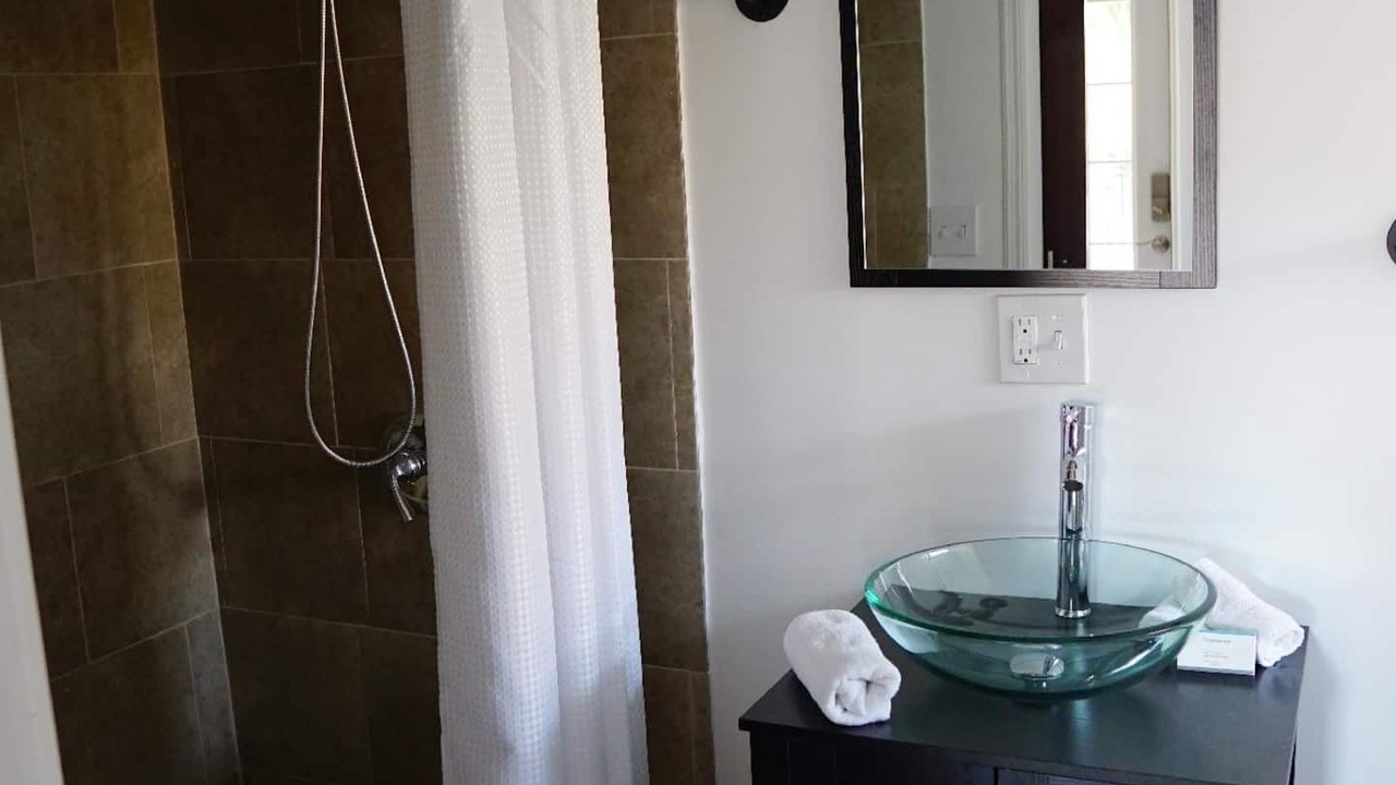 Photo of Bathroom in Carver City - Lincoln Gardens