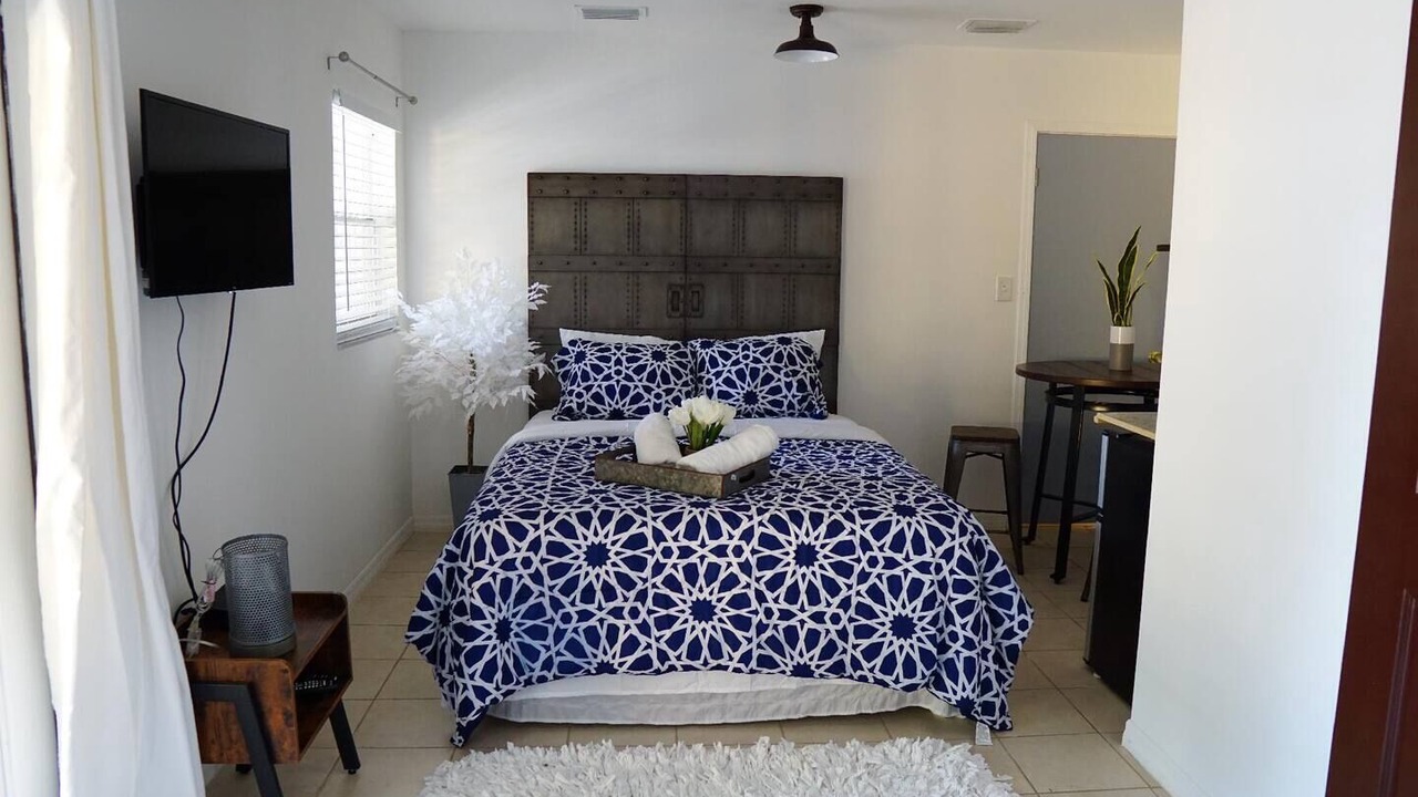 Photo of Bedroom in Carver City - Lincoln Gardens
