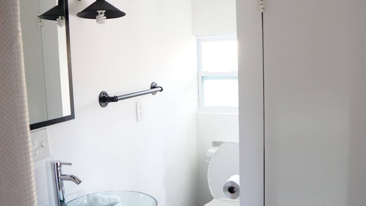 Photo of Bathroom in Carver City - Lincoln Gardens