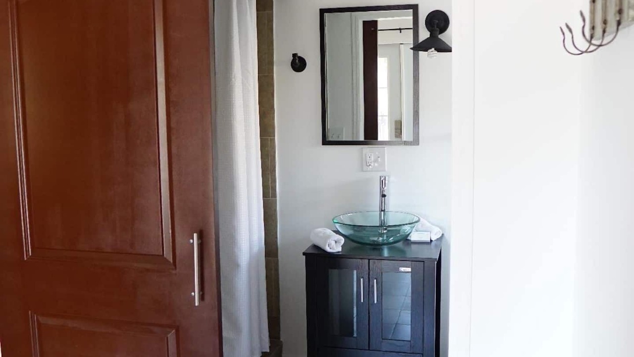 Photo of Bathroom in Carver City - Lincoln Gardens