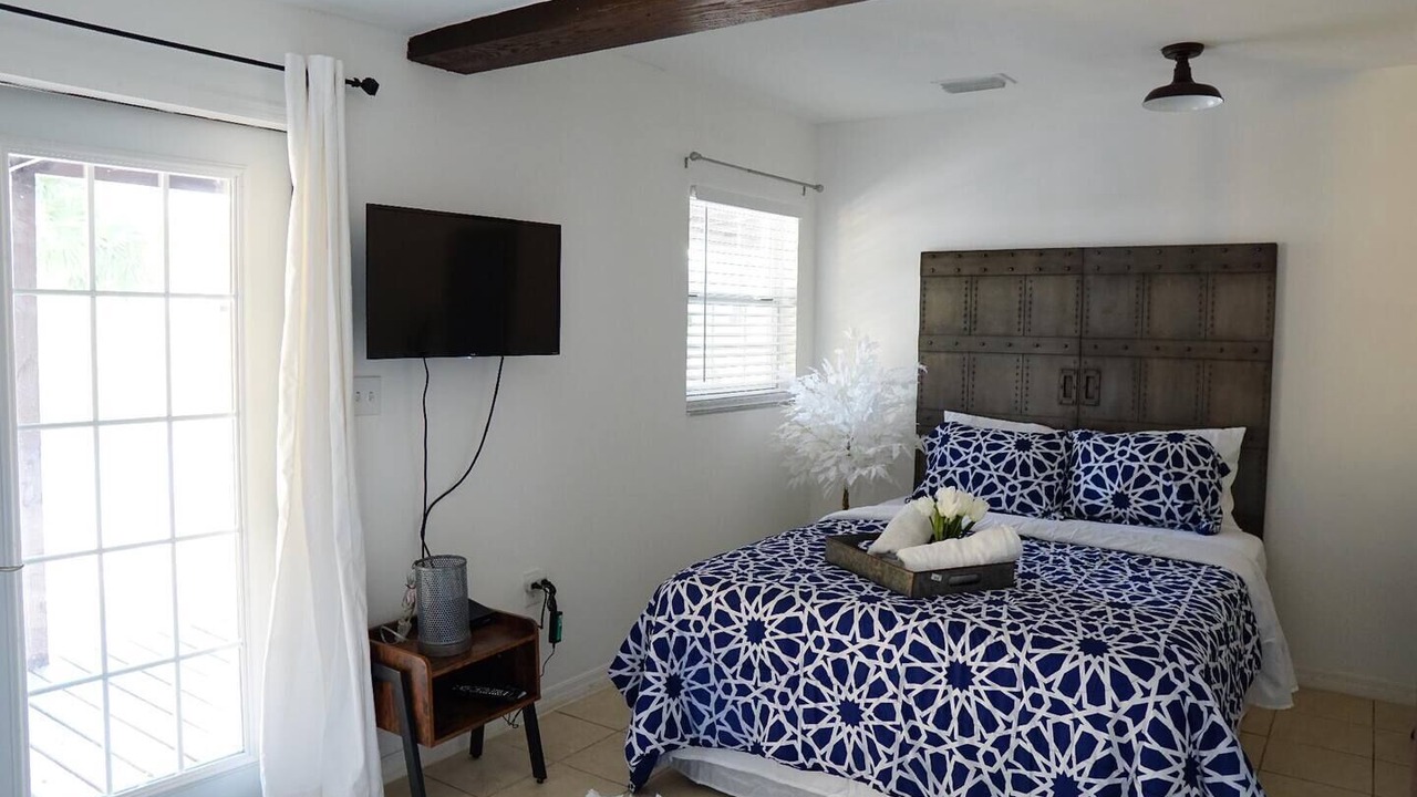Photo of Bedroom in Carver City - Lincoln Gardens