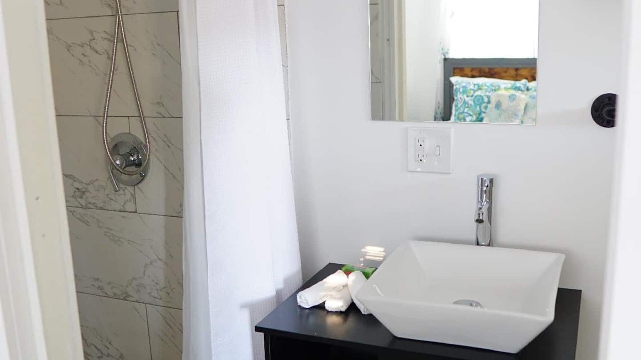 Photo of Bathroom in Carver City - Lincoln Gardens
