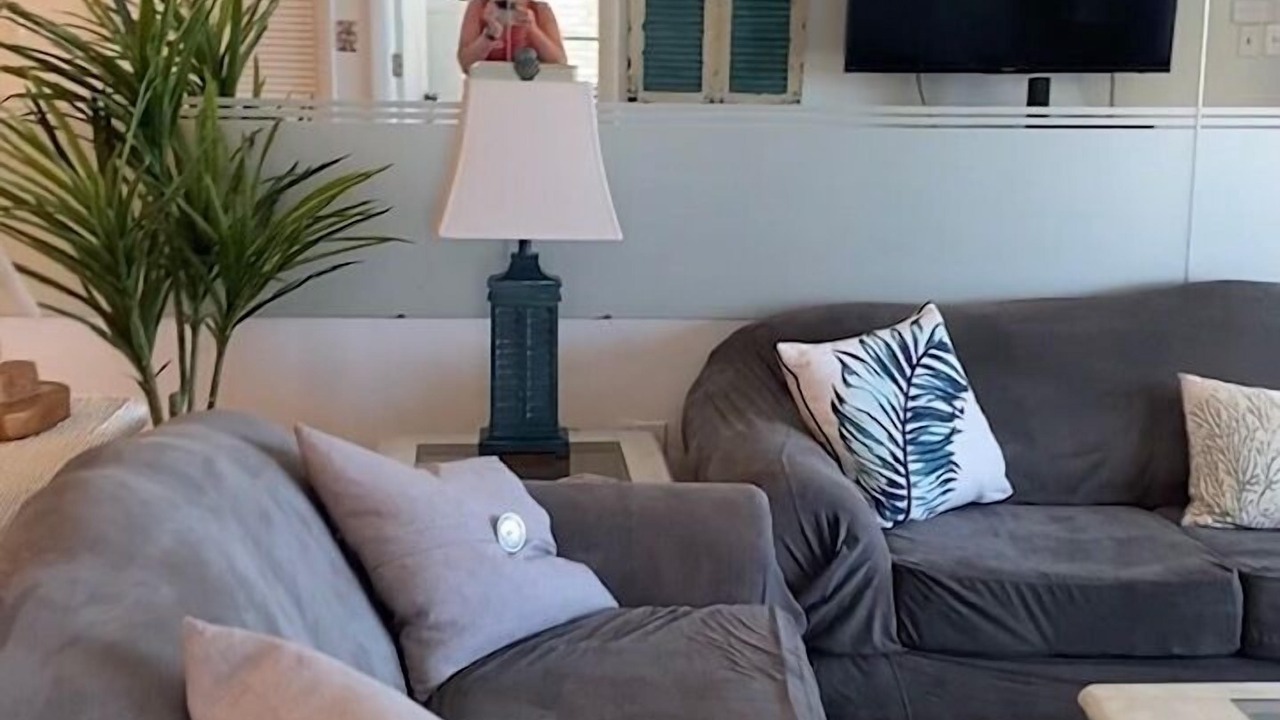 Photo of Livingroom in Mid Island