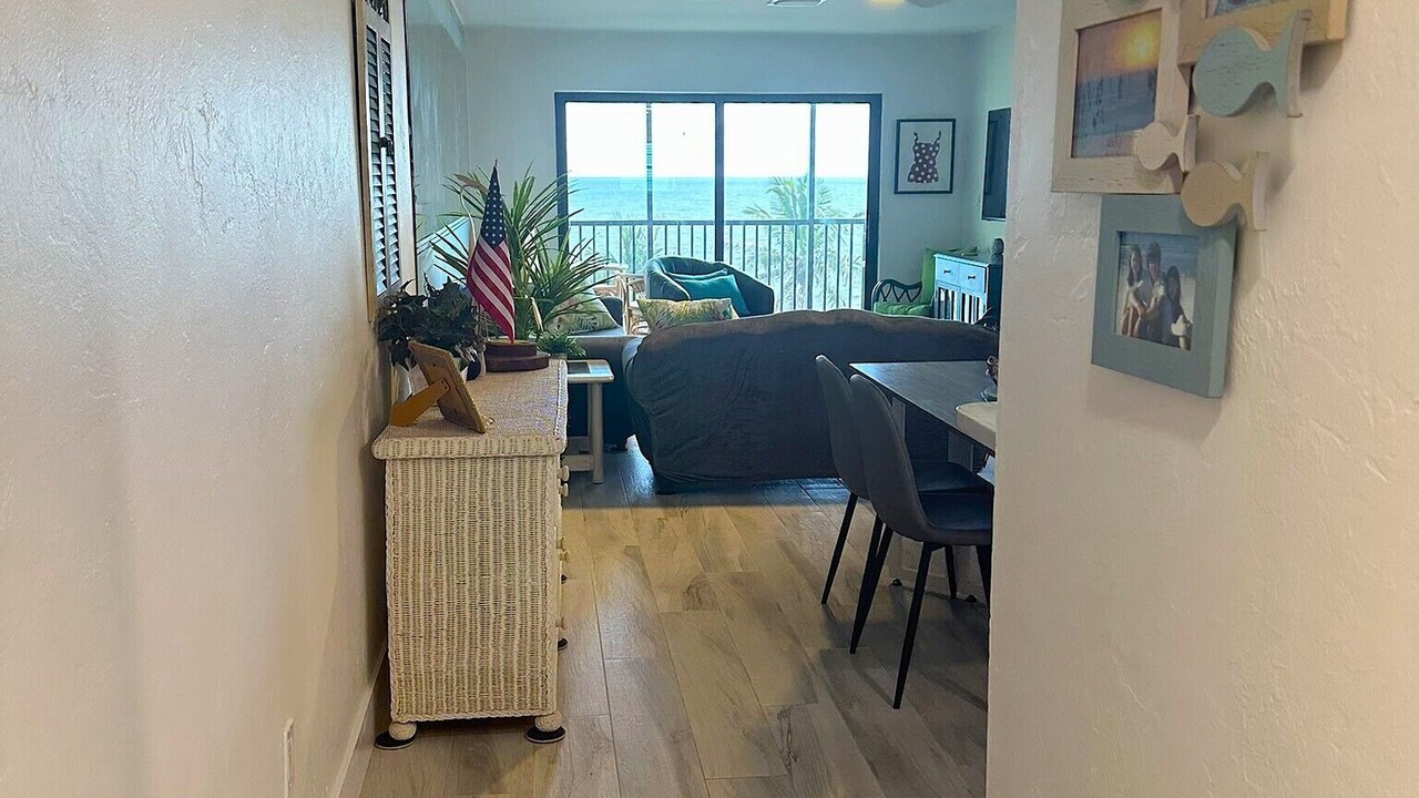 Photo of Livingroom in Mid Island