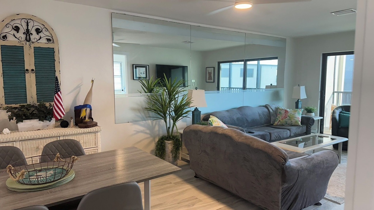 Photo of Livingroom in Mid Island