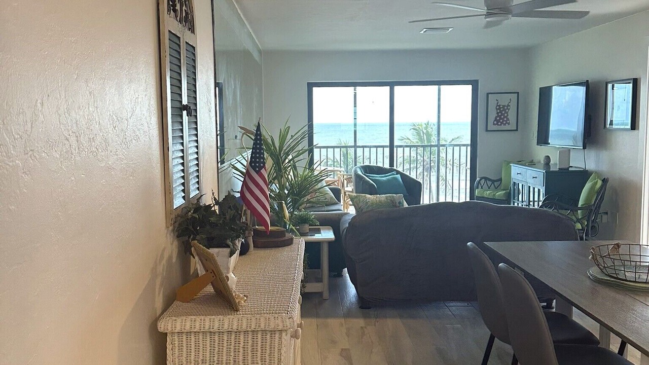 Photo of Livingroom in Mid Island