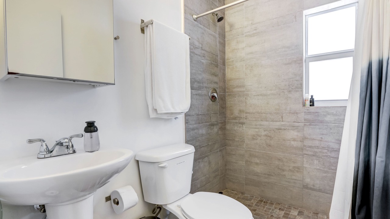 Photo of Bathroom in El Portal