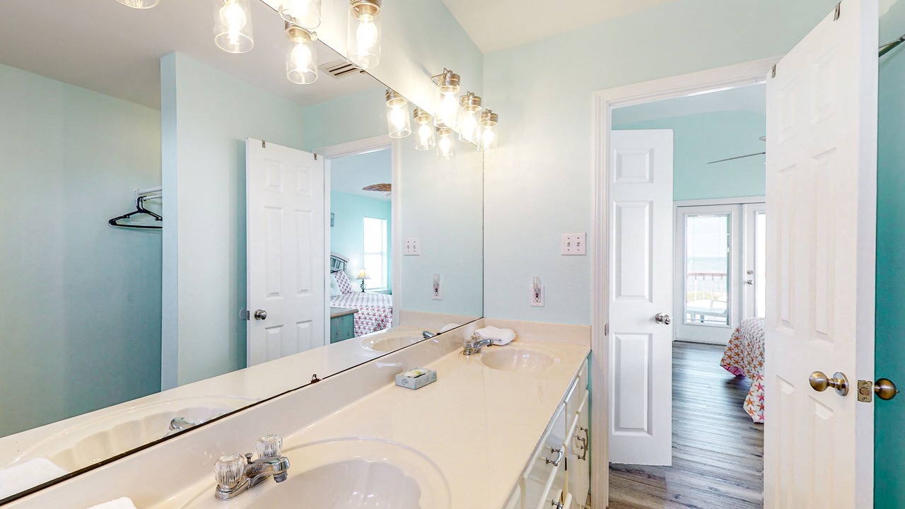 Photo of Bathroom in Dauphin Island