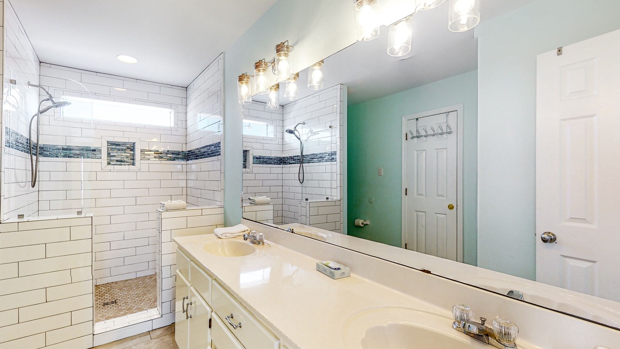 Photo of Bathroom in Dauphin Island