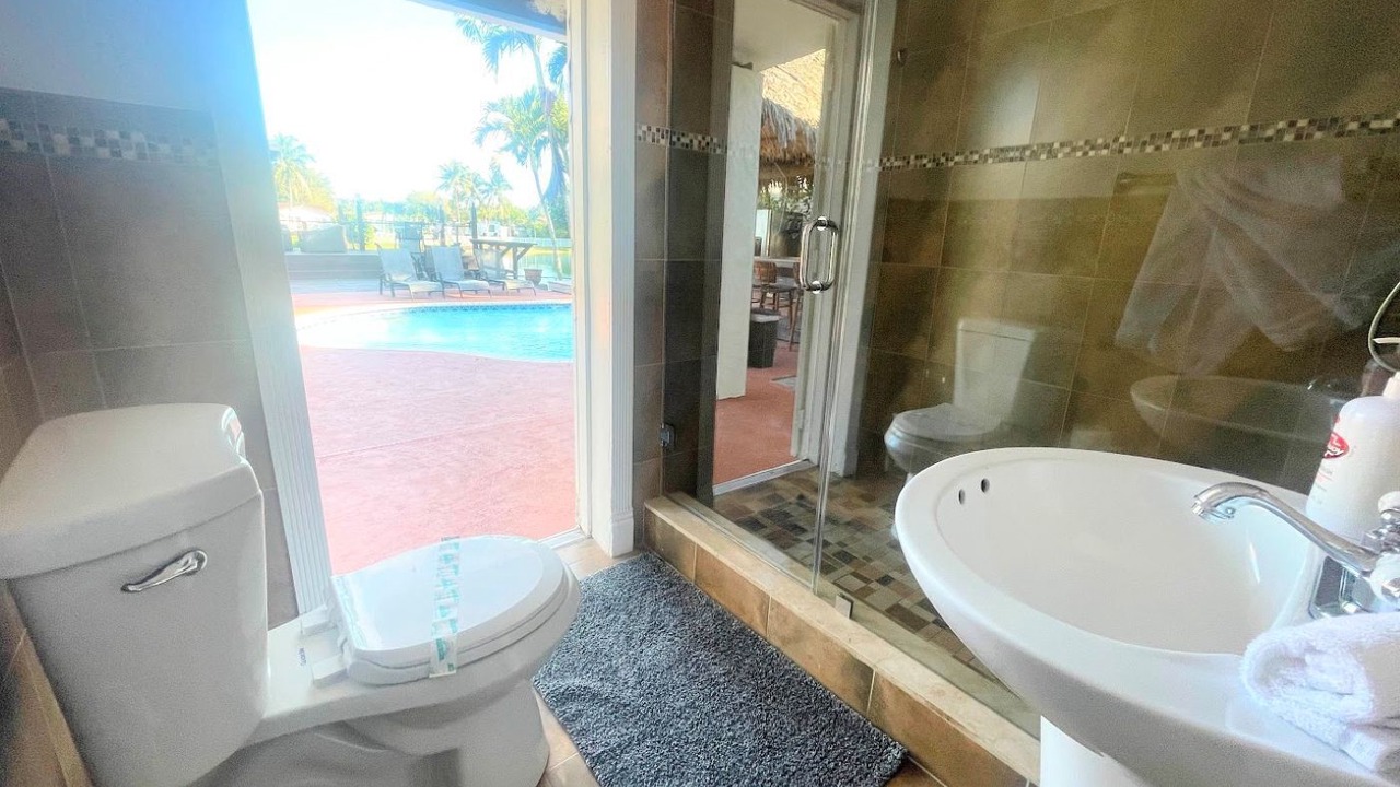 Photo of Bathroom in Kendale Lakes
