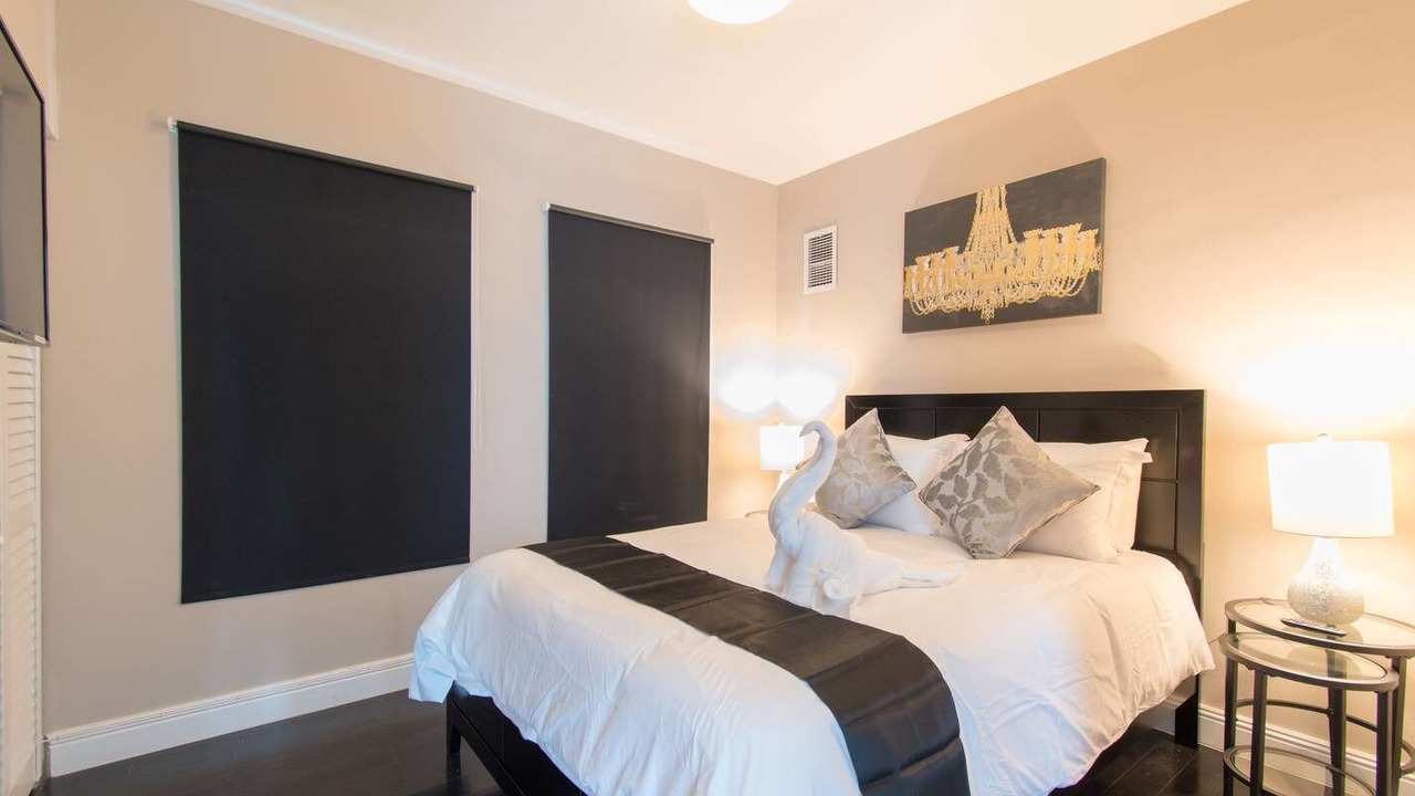 Photo of Bedroom in Hollywood Lakes
