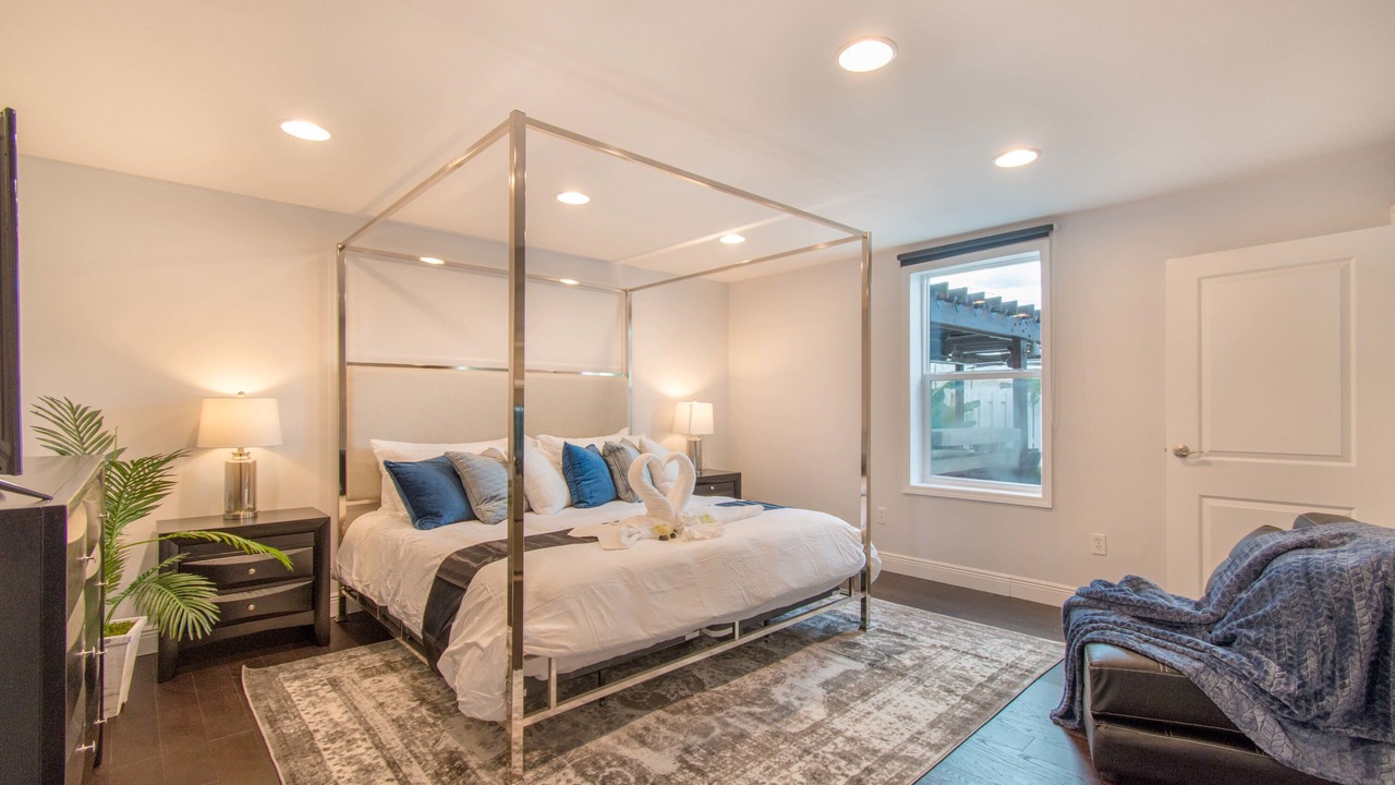 Photo of Bedroom in Hollywood Lakes
