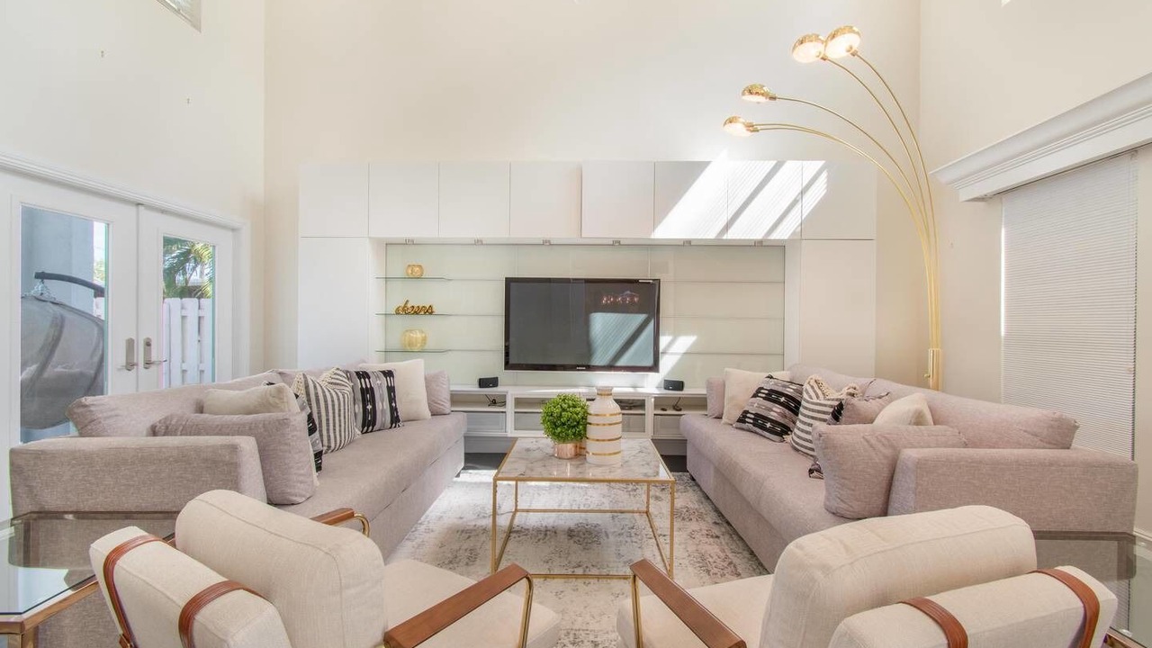 Photo of Livingroom in Hollywood Lakes
